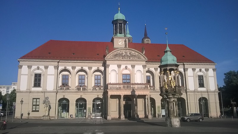 Frontansicht Rathaus und Magdeburger Reiter